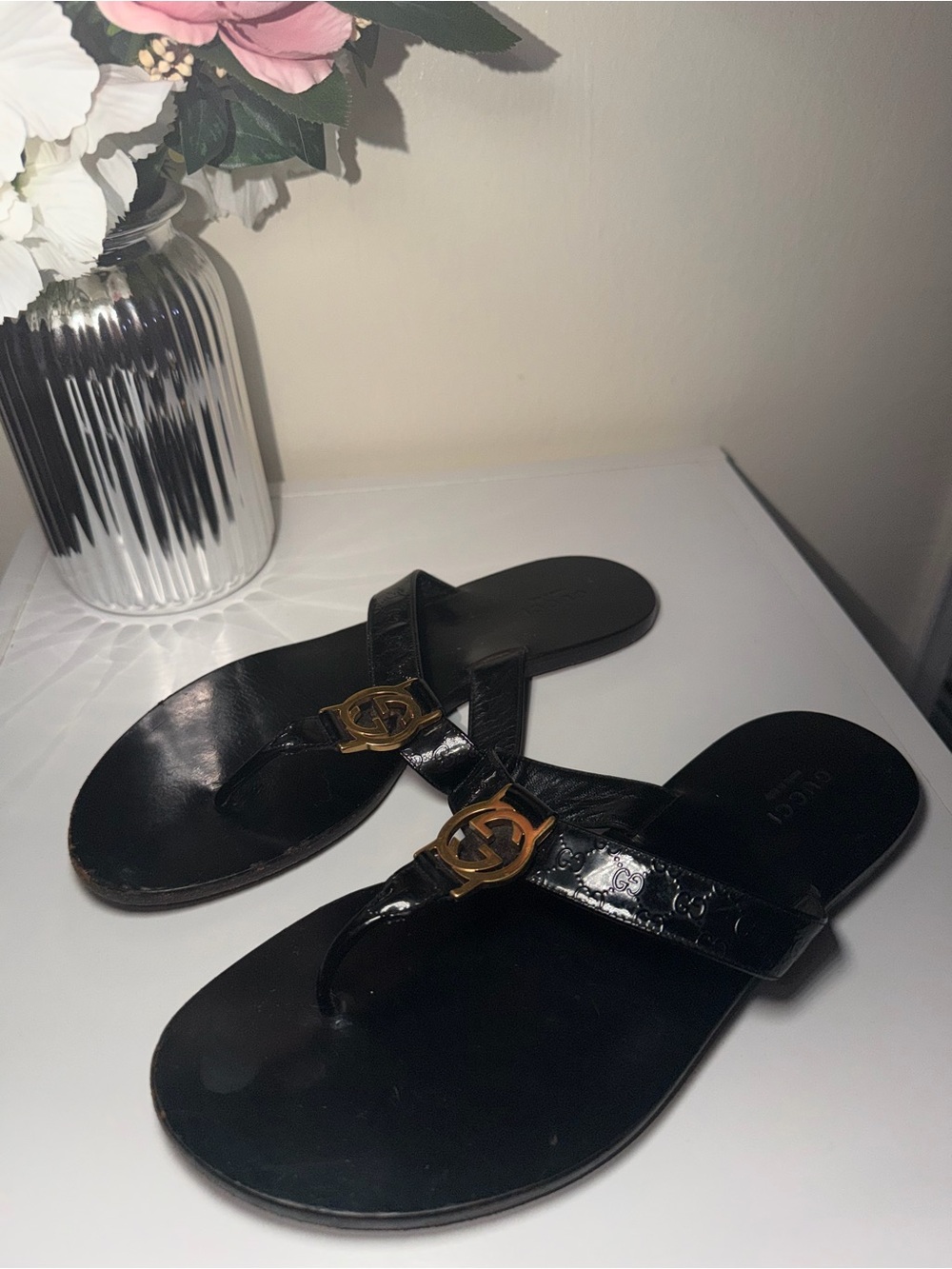 Gucci Black Patent Leather Thong Sandals with Gold GG Logo